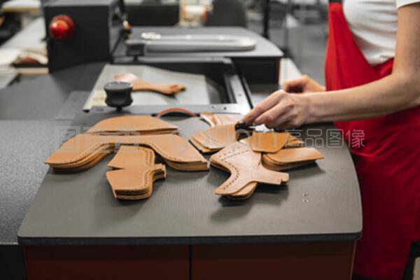 在制鞋廠生產(chǎn)鞋子用的各種皮革制品。