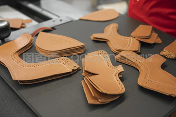 在制鞋廠生產鞋子用的各種皮革制品。
